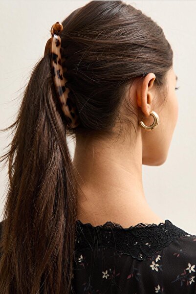 New Obsessions Plastic Large Scalloped Leopard Banana Buckle - 2 Pieces