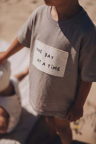Cigit Μπλουζάκι με απλικέ "One Day At A Time " για 2-10 ετών, S, Βιζόν
