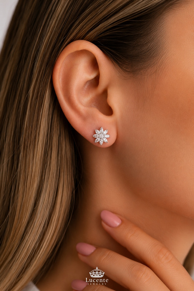 Lucente Jewellery 925 Ayar Uğur Bereket Şans Aşk ve Zerafetin Simgesi Lotus Çiçeği Hediyelik Kararma Karşıtı Rodyum Güçlendirmeli Gümüş Özel Gün Hediyesi Kamelya Lotus Çiçekli Şık & Zarif 1 Çift Küpe