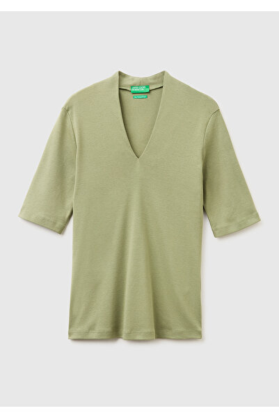 United Colors of Benetton تي شيرت نسائي كاكي 100% قطن بنصف كم وياقة على شكل ح...