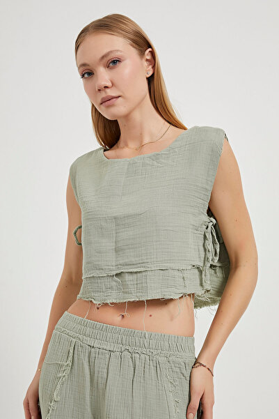 Arma Life Armalife 7041, a women's blouse with lace detail and detailled slub...