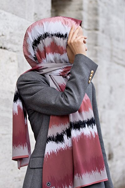 Vissona شال كريب مزخرف باللون الرمادي - لون بودرة 75×195 مقاوم للبقع