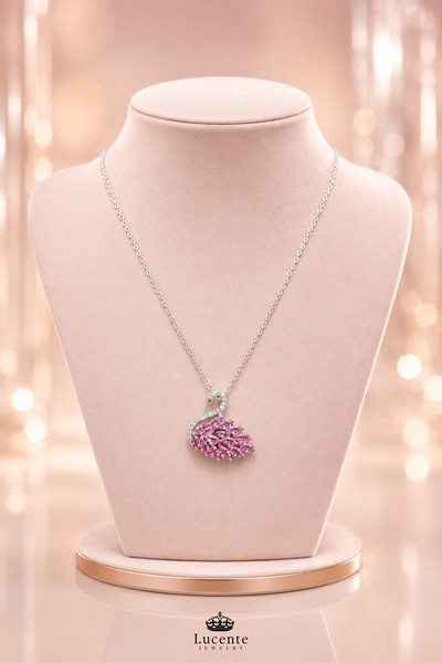 Lucente Jewellery Işıklı Hediye Kutulu Pink Swan Kuğu 925 Ayar Luxury Serisi Özel Gün Hediyesi 45 Cm Zincirli Kararma Karşıtı Rodyum Güçlendirmeli Gümüş Gerçek Pembe Ametist Taşlı Zerafetin Simgesi Kuğulu Kolye