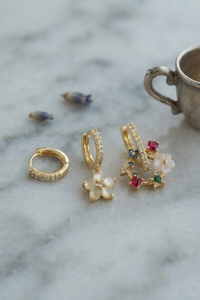Inure Jewelry مجموعة من 3 أقراط على شكل زهرة ذهبية اللون