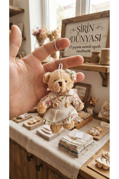 Şirin Peluş Ayıcık Anahtarlık – Çiçekli Elbiseli Sevimli Teddy hediyelik