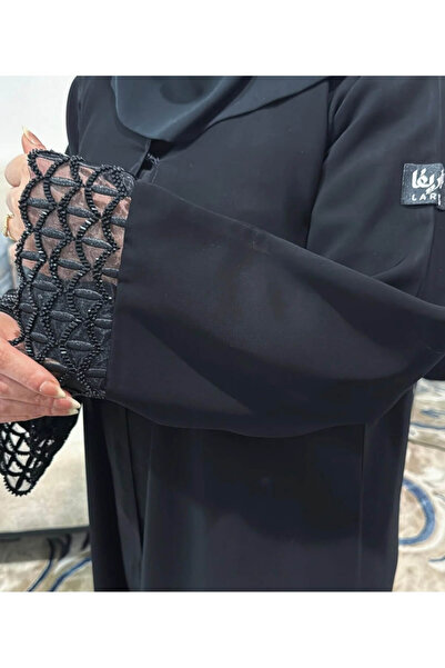 LAVİE FASHİON عبايه لافي عباية سوداء كلاسيكية بلمسة عصرية تبرز في تفاصيل الأكمام المشغولة يدوياً بتطريز خرزي هندسي