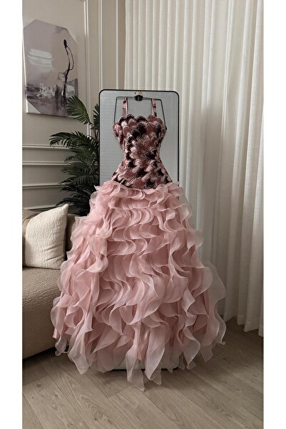 DUBAİ Luxurious Evening Gown with a Feminine Silhouette, Featuring Dazzling S...