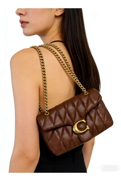 COACHOU حقيبة ظهر جلدية مبطنة مع إكسسوارات سلسلة على شكل حرف C