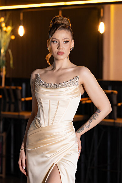 AYSHA BOUTIQUE TEREYAĞ SARISI TAŞLI STRAPLEZ YIRTMAÇLI UZUN SATEN ABİYE