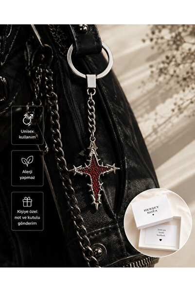 HER ŞEY NOTA www.herseynota.com Breloc cu cruce gotică roșie – Accesoriu unis...