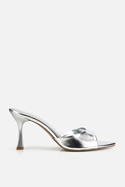 Yaya by Hotiç Silberne Damen-Abendpantoffeln mit spitzer Zehenpartie und Meta...