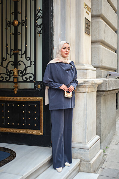 LOCCO بدلة نسائية بتفاصيل ذهبية باللون الأزرق الداكن