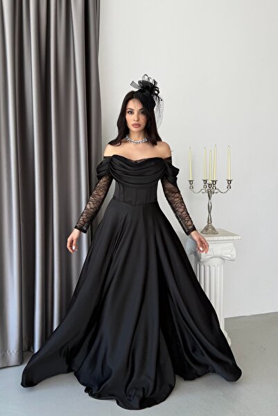 Serica Moda فستان سهرة طويل بياقة قاربية سوداء مع تفاصيل من الدانتيل