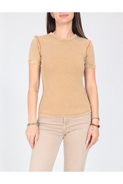 Evendi Tricou, Maro