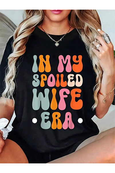 NOURAM تي شيرت نسائي مطبوع عليه عبارة 'In My Spoiled Wife Era' بتصميم هندسي و...