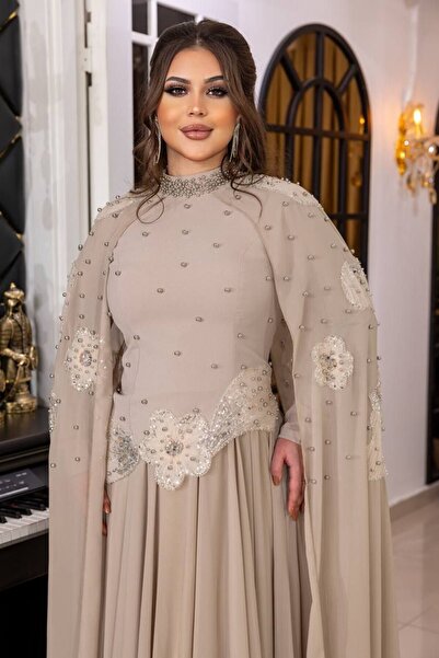 Lin Fashion Bej Pelerinli Boncuk ve İnci İşlemeli Krep Kumaş Tesettür Abiye E...