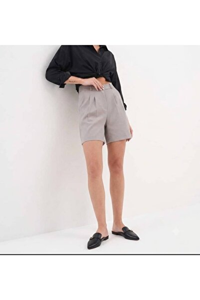 LAVA FASHION These High-Waisted Shorts Are Designed for Successful Women.