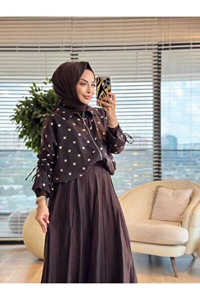 ALANURMODA 24426 قبعة قصيرة مزودة بسحّاب ونقوش باللون البني