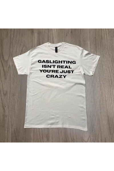 Grafftee Clothing Το "Gaslighting Isnt Real" είναι ένα τυπωμένο unisex μπλουζ...