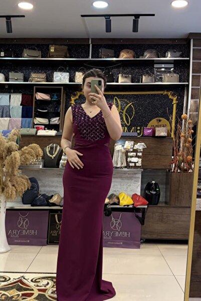 HÜMEYRA BUTİK فستان سهرة من قماش الكريب المزين بالترتر على شكل سمكة
