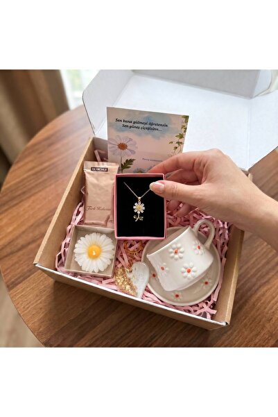 Le Manolia Accessories papatya çelik kolye ,papatya kupa ,papatya mum, kalp anahatarlık, kahve hediye set