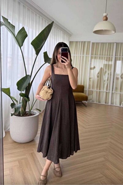 RüyamButik48 Kahverengi Pötikare Desenli Kare Yaka Askılı Midi Elbise