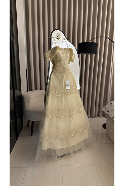 Nareen Fashion فستان سكري فاخر بتصميم طبقات متدرجة وتطريز ناعم يضفي لمسة أمير...