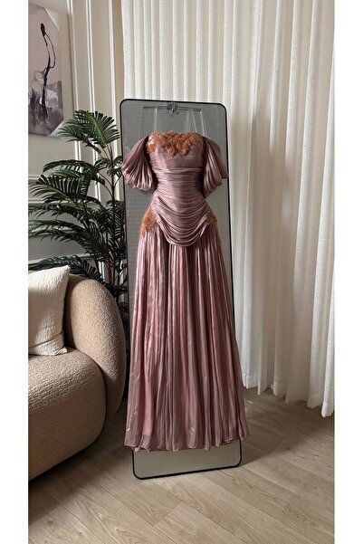 Dubai Luxurious Evening Gown with an Elegant Design That Combines Sophisticat...