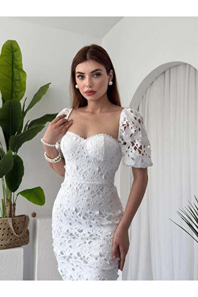 Clothes Fast فستان نسائي أبيض متوسط الطول بياقة على شكل قلب وتفاصيل دانتيل وأ...