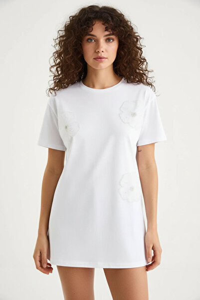 Efnaz style Women's Crew Neck Short Sleeve White T-Shirt with Floral Accessories
