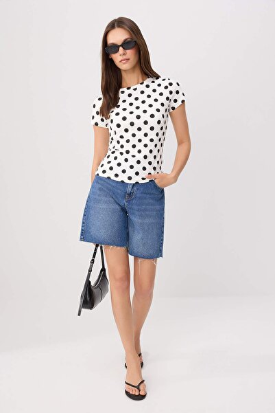 Trendyol Collection تي شيرت محبوك مرن بأكمام قصيرة وتصميم منقط باللون الإكرو ...