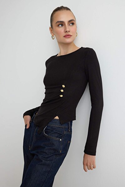 Trendyol Collection بلوزة سوداء سادة بياقة دائرية وتفاصيل أكمام قياسية من الف...