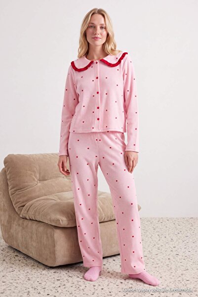 Trendyol Collection طقم بيجامة وردي مزين بالكشكشة على شكل قلب THMAW27PT00049
