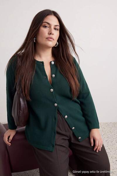 Trendyol Curve كارديجان تريكو بأزرار وياقة دائرية باللون الأخضر الزمردي TBBAW...