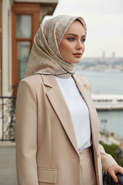 Vissona %100 Twill İpek Monogram Desenli Krem - Siyah Renkli 90x90 Eşarp Diki...