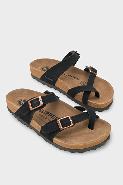 Capone Outfitters شبشب نسائي بكعب مسطح ومشبك مزدوج