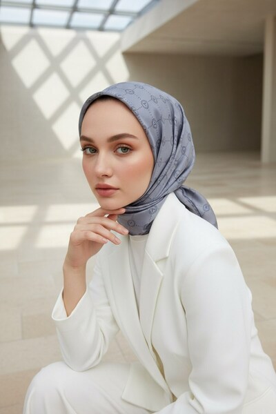 Vissona %100 Twill İpek Monogram Desenli Gri Renkli 90x90 Eşarp Dikim Şekli : El Dikişi
