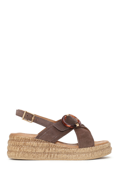 Derimod Γυναικεία δερμάτινα σανδάλια από σουέτ με αγκράφα και τακούνι 26SFD36...