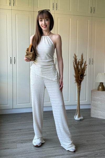 Dilay Gökoğlu Butik Σετ ασύμμετρο παντελόνι με δέσιμο στο λαιμό και χρυσά αξε...