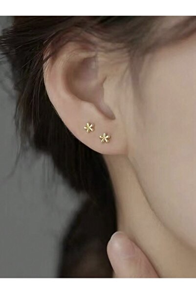 VEYA Luxurious Women's Small Flower-Shaped Earrings – Delicate Design for Eve...