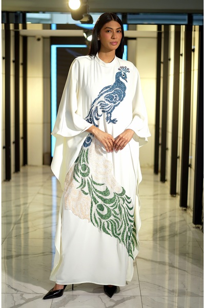 El İşlemeli Tavus Kuşu Detaylı Lüks Beyaz Kaftan – Özel Tasarım Abaya