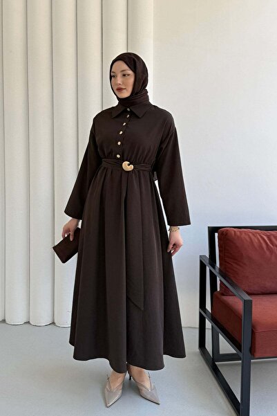Modaensarbutik Yarım Düğmeli Kemer Broş Detaylı Tesettür Elbise-KAHVERENGİ
