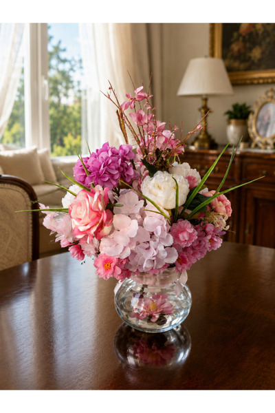 Noblesse Flowers Floral arrangement in a glass vase