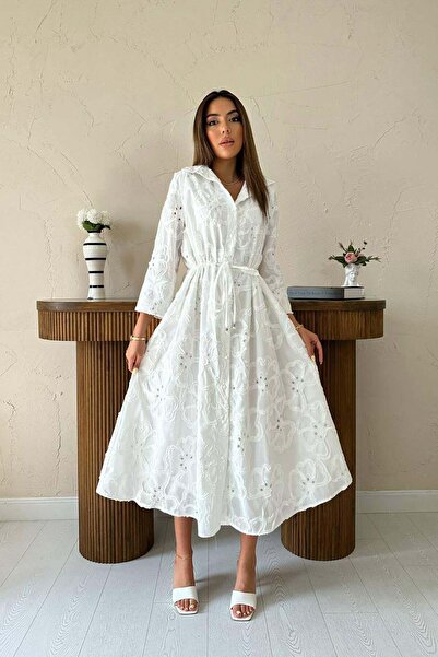 Caddebostan Moda فستان ميدي بياقة قميصية مطرزة وربطة عند الخصر
