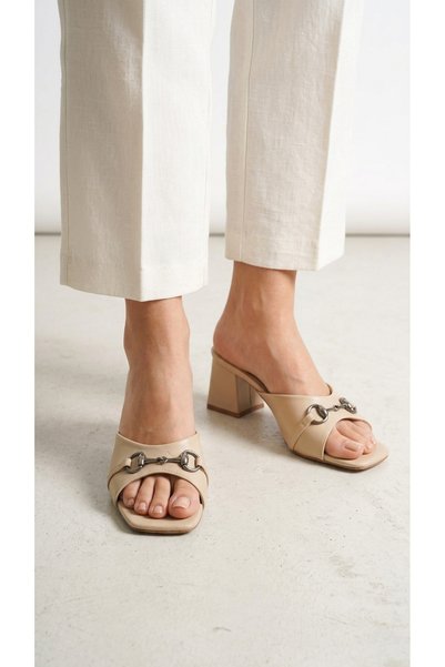 BARONES SHOES نعال نسائية من الجلد الطبيعي باللون البيج مع مشبك وكعب سميك