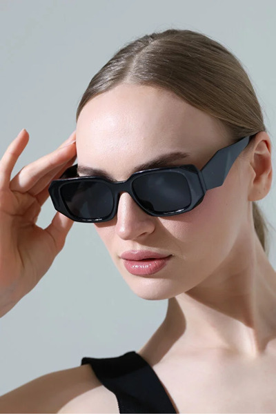 Violon Women's Black Frame Handle Detail Black Glass Sunglasses