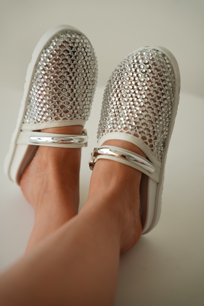 selin shoes شبشب نسائي من لوميس مزين بالأحجار اللامعة مع إكسسوارات فضية وتفاص...