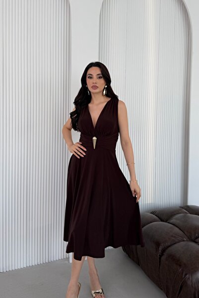 Serica Moda Kahverengi Sırt Dekolteli Gold Aksesuar Detaylı Midi Abiye Elbise