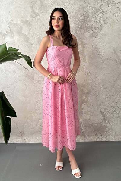 Caddebostan Moda فستان صيفي كاجوال متوسط الطول مطرز بتفاصيل أشرطة سميكة وحزام