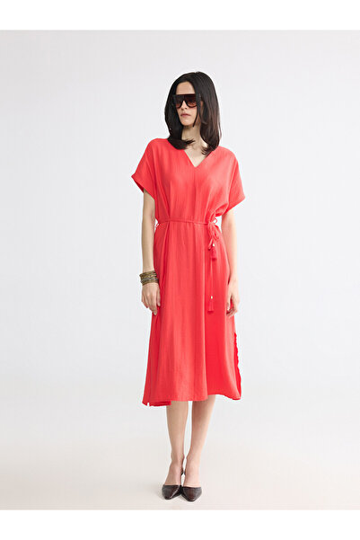 LC Waikiki فستان ميركان بقصة A وياقة على شكل V وحزام ونسيج مزخرف